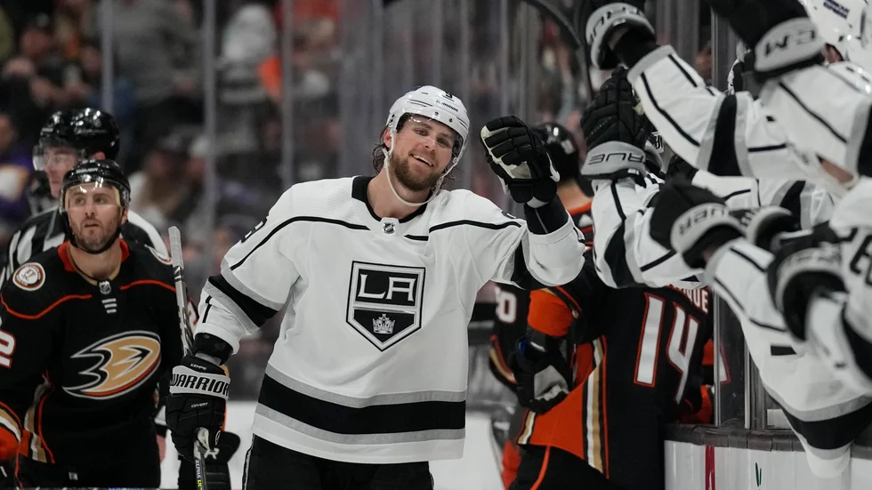 Los Angeles Kings Adrian Kempe firar ett av sina tre mål mot Anaheim.