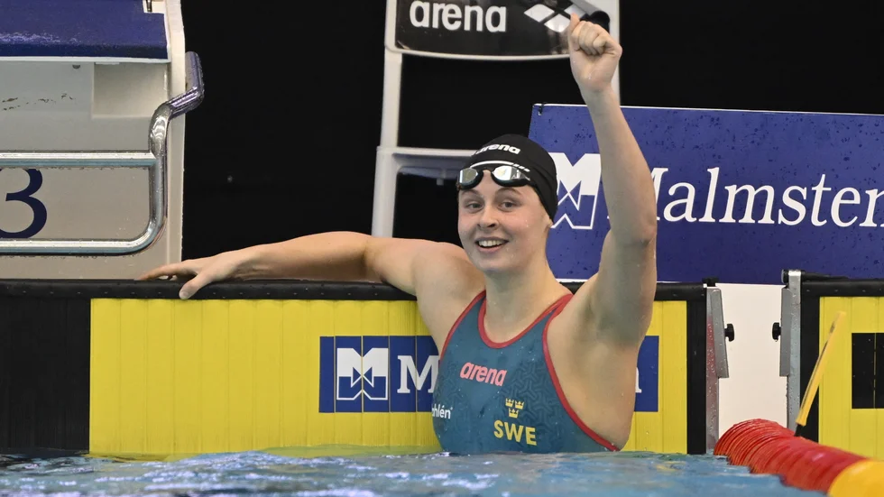 Sophie Hansson sträcker näven i luften efter seger och bokad VM-biljett.