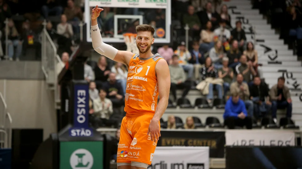Adam Ramstedt höjer armen i skyn och ler brett. Det gjorde han rätt i.