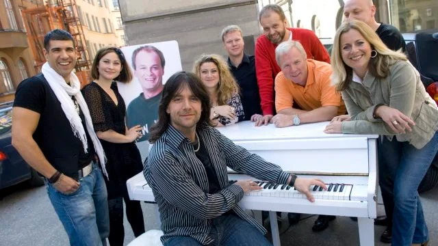 STOCKHOLM 20070424
Robert Wells presenterade artisterna i årets upplaga av Rhapsody in Rock, "Pirates of Rock".
Från vänster, Pablo Cepeda, Hanna Lindblad, Johan Rheborg (foto), Robert Wells, Sarah Dawn Finer, Johan Glans, Jörgen Mörnbäck, Anders Berglund, Gunilla Backman och Lasse Karlsson.
Foto: Janerik Henriksson / SCANPIX / Kod 10010