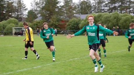 "Jag ska köpa vingar för pengarna". Erik Björklunds Bergnäset flyger mot kvalet till trean. Så här glad blev Erik sedan han gjort 2-0 till Baik. Det blev 5-0 mot Heden till slut.  Foto: ÅKE ÅKERLUND