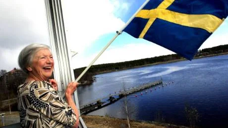 "Jag är värd att firas", säger Birgit Abrahamsson och skrattar gott. Hon ska ha mottagning i hemmet med sjöutsikt. Istället för presenter vill hon att gästerna ska skänka pengar till Rädda Barnen, SOS barnbyar eller annan välgörenhet.