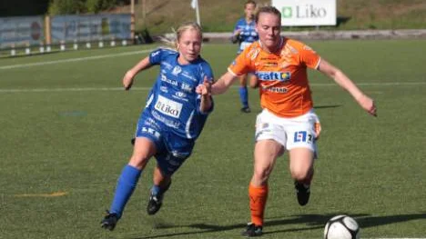 Ständigt på språng. Alviks Linnea Tiensuu (i blått) svarade för två av målen i segermatchen mot Sörböle.