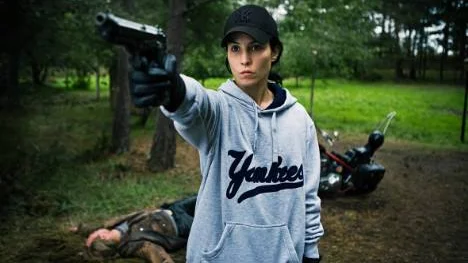 "Flickan som lekte med elden" är Lisbeth Salanders (Noomi Rapace) film. Tyvärr omgärdas hon av en thrillerhistoria som är klart blekare än i film ett.