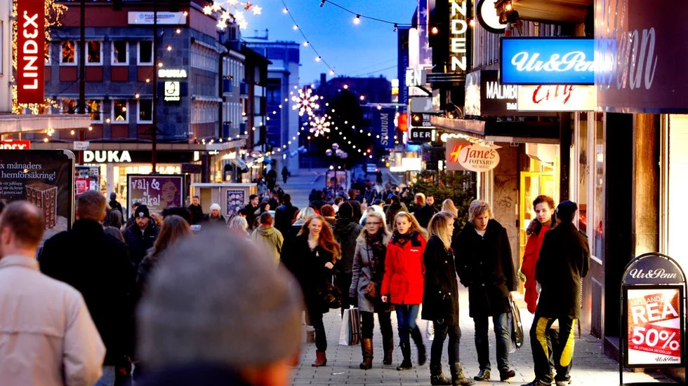 Julhandel i Linköping. När vi går eller fikar på stan står vi upp för vårt fria samhälle.