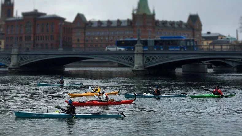 Uppslutning. När de två första deltagarna lämnade Kungsholmen i Stockholm på söndagen, fick de sällskap av några andra entusiaster.