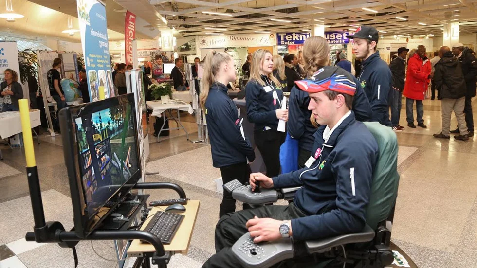 Andreas Forss, på Himmelstalundsgymnasiet passade på att träna på skogsmaskin i skolans medtagna simulator.