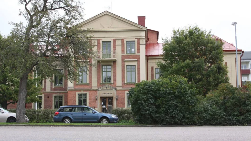 Lägenheter dröjer. Ägaren vill bygga fler bostäder i före detta tingshuset i Mjölby.