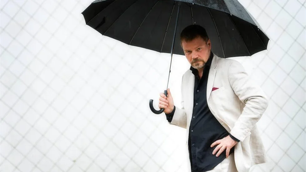 Kristoffer Leandoer är författare, översättare och litteraturkritiker. Hans essäbok "Mask" nominerades till August- priset i fackboksklassen 2010.