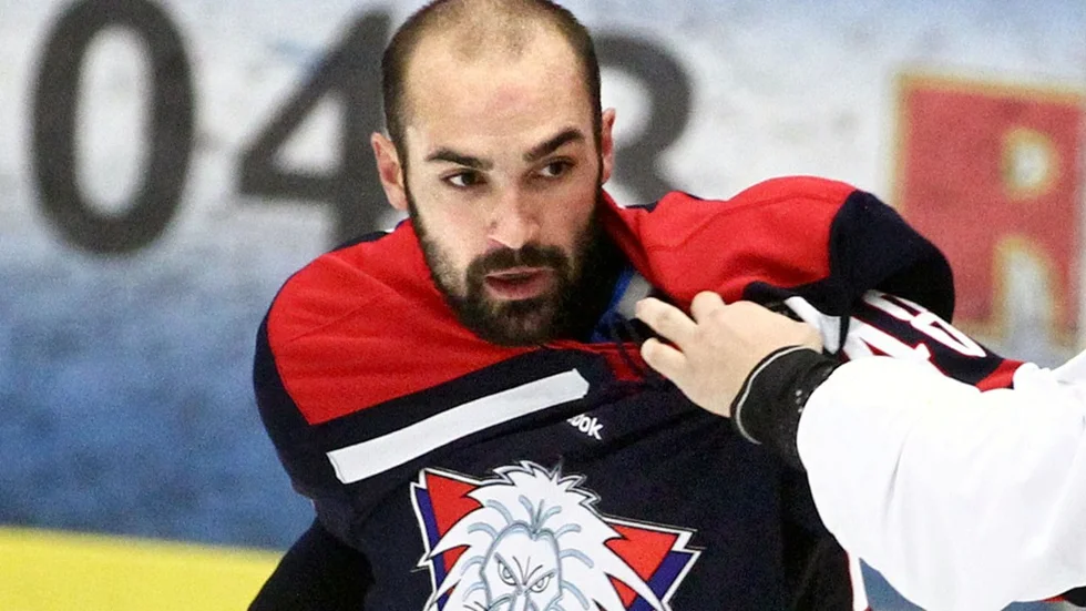 LINKÃPING 20120831
LHC och HV 71 mÃ¶ts fÃ¶r andra gÃ¥ngen pÃ¥ tvÃ¥ dagar. Och det Ã¤r heta kÃ¤nslor i E4-derbyt. 
Bilden: LHC:s Daniel Rahimi mot HV 71:s Tommy Kristiansen.
Bild Jeppe Gustafsson