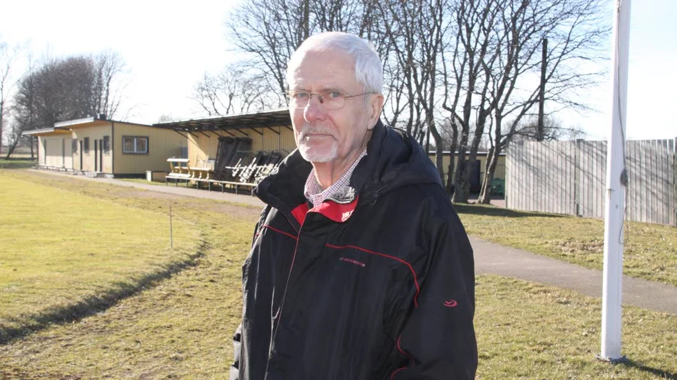 Vättervallen. Om Svante Bergqvist får drömma så skulle han vilja ha idrottsplatsen i Klockargårdsängen istället.
