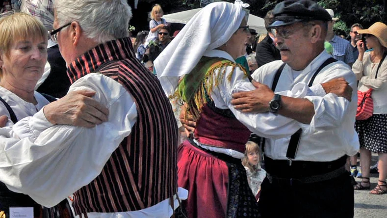 När Eklundens midsommarfirande firar 80-årsjubileum så sker det med folkdans och fanfar.