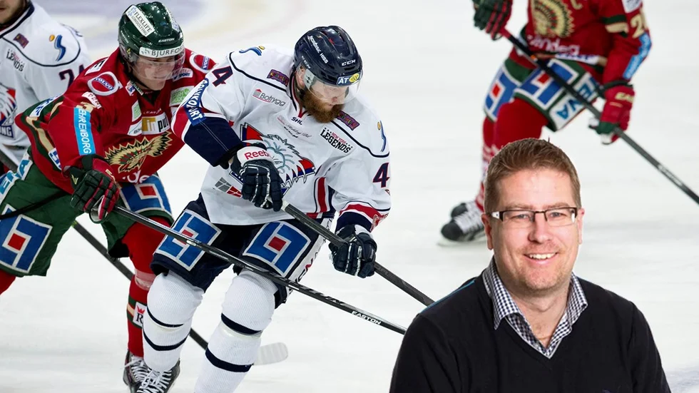 Oliver Bohm och Jonas Junland ikapp om pucken under  under tisdagens shl-match mellan Frölunda HC och Linköpings HC i Scandinavium i Göteborg.
