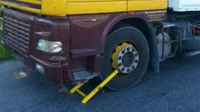 Här är den första bilen som östgötapolisen under torsdagen låste hjulen på. Den nya lagen infördes i mars. Snart skärps lagen ytterligare.
