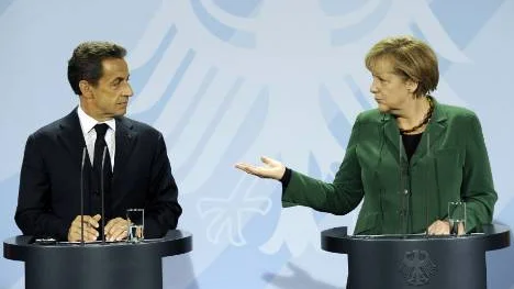 Nicolas Sarkozy och Angela Merkel och Sarkozy käbblar om bankerna eller skattebetalarna ska betala nedskrivningen av Greklands skulder. Samtidigt står Europa stilla.