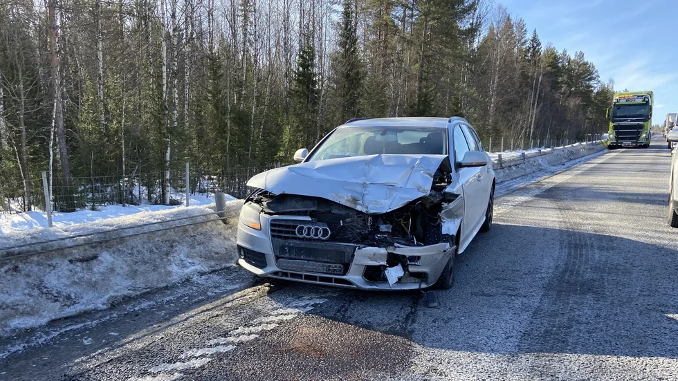 Två bilar och fyra personer var inblandade i olyckan.