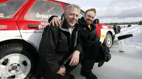 En startbiljett i is-SM?. Den udda presenten fick Kent Larsson av sin son Örjan Larsson när han nyligen fyllde 60 år.