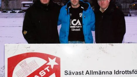 Nu satsar Sävast igen. Från vänster Pär Larsson, delägare i BAM, Norrbottens Anläggning och Mark AB, sportchefen Magnus Carlsson och kanslisten Stefan Gabrielsson. Det är BAM som utför arbetet av den nya konstgräsplanen som i bakgrunden just nu ligger inbäddad under snön. Men till våren ska den nya planen stå klar.