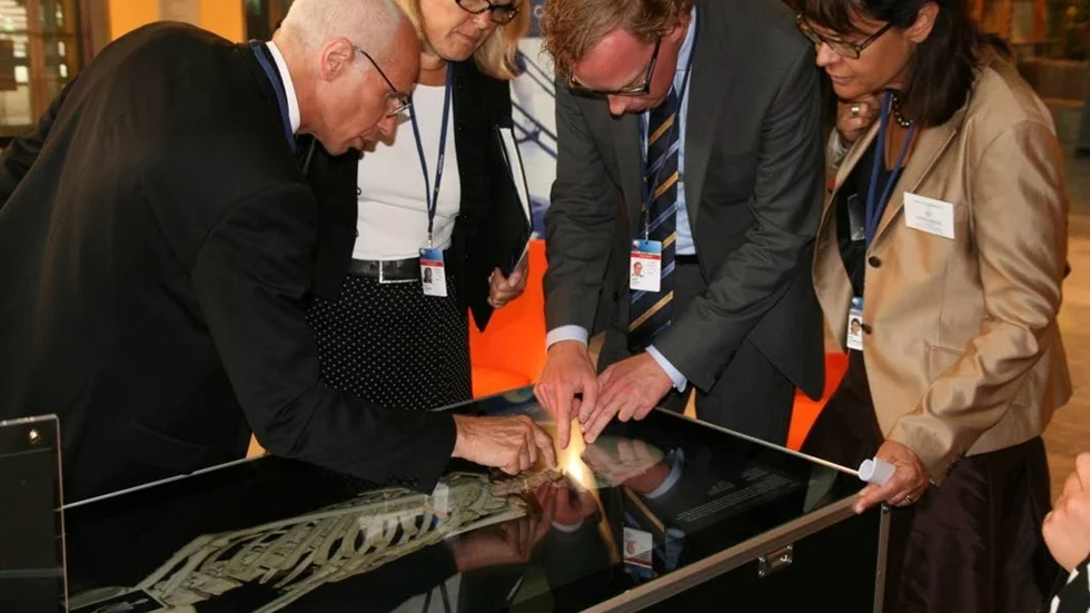 Professor Anders Persson, CMIV, demonstrerar  The virtual Autopsy Table på EU:s hälsoministermöte i Jönköping.