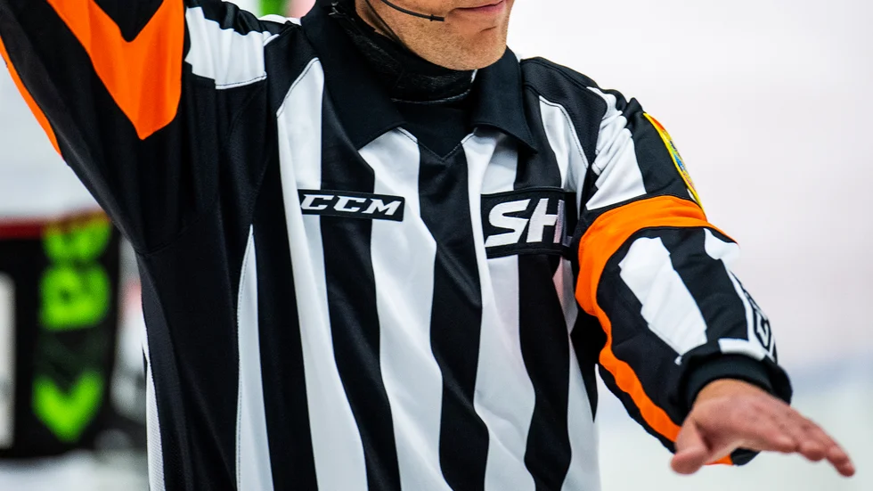 Signaturen Vän av ordning tycker att samma regler ska gälla hela säsongen i ishockey.
