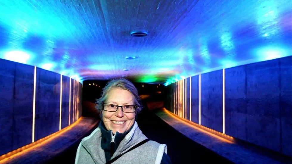 Ljuskonstnären Ulla Ridderberg i tunneln under Steningeviadukten i Linköping.