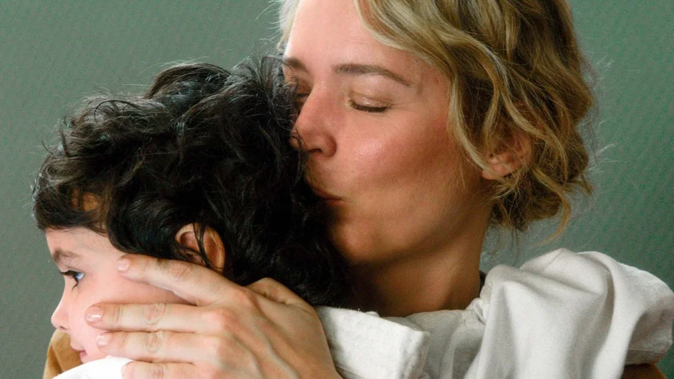 Barnlösa Rachels (Virginie Efira) relation till nya kärlekens dotter Leila (Callie Ferreira-Goncalves) är nära och samtidigt villkorad.