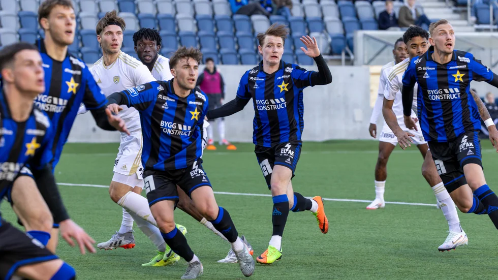 Noel Milleskog (han i mitten som lyfter vänsterhanden) svarade för två av Sirius mål mot SJK på lördagen. Han hade även ett skott i stolpen.