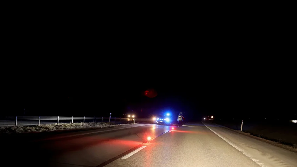 Bilen körde söderut i norrgående fil och kunde stoppas av polisen. 