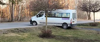 Här sitter bilen fast – blockerar väg
