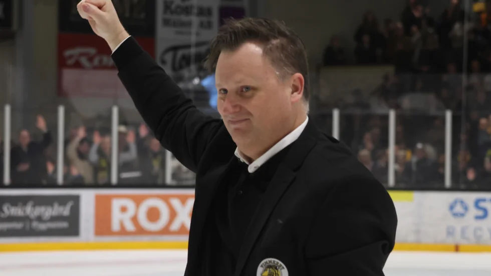 Björn Tholander Olsson tackar publiken efter Vimmerbys seger i den sjunde och avgörande matchen mot Tingsryd.