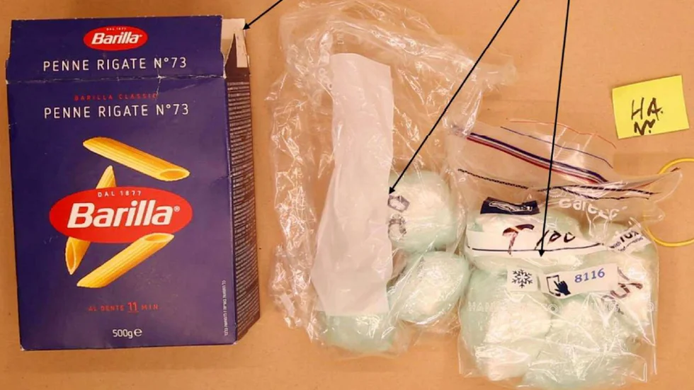 I en pastaförpackning hittades ett havlt kilo amfetamin.
