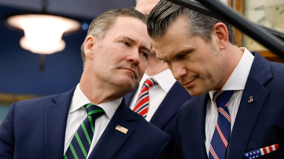 Vita husets nationella säkerhetsrådgivare Mike Waltz, till vänster, och försvarsministern Pete Hegseth under ett möte i slutet av februari.