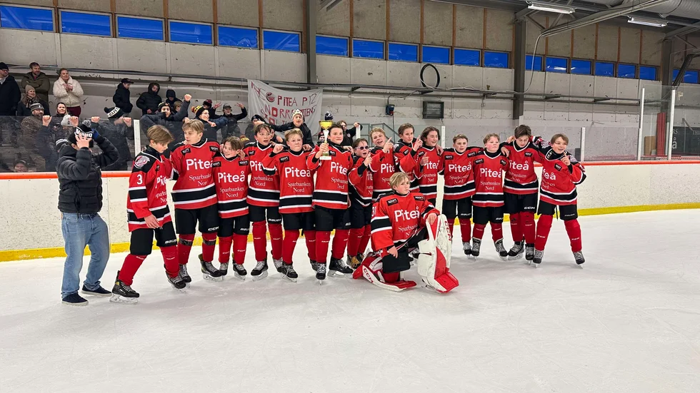 Piteå hockeys U14-killar efter finalsegern.