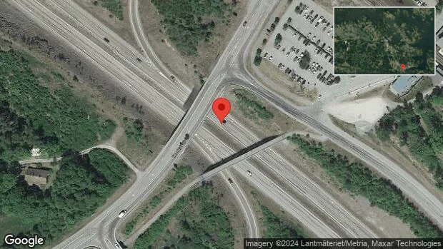 Stillastående personbil stör trafiken på E20
