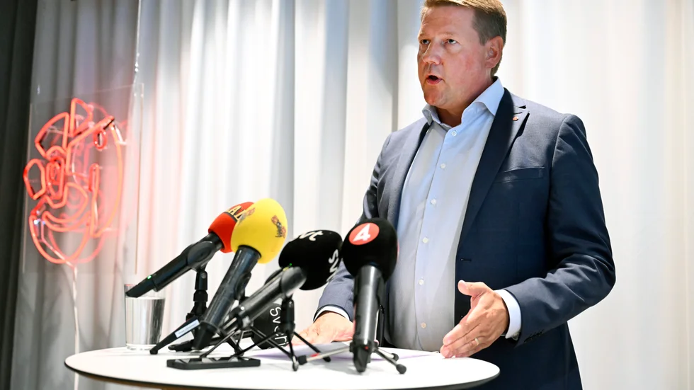 Socialdemokraternas partisekreterare Tobias Baudin vid en pressträff med anledning av lotteriskandalen.