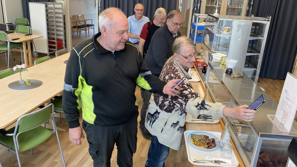 Det är bara swish som gäller för Anders Larsson (svart jacka) och hans pensionärskompisar om de vill äta i restaurangen på Edsvägen 16.
