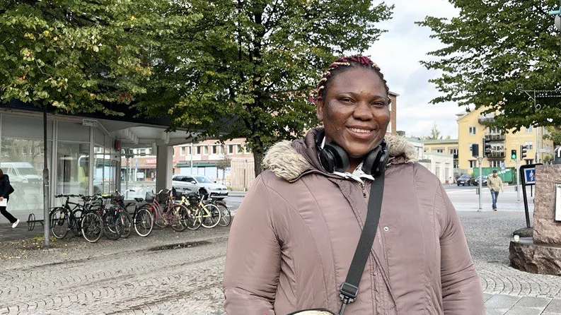 Angela Ikilo, 40 år, jobbar Northvolt. Hon säger att stämningen på fabriken är orolig men hon har hopp om framtiden: "Det kommer lösa sig i slutändan".