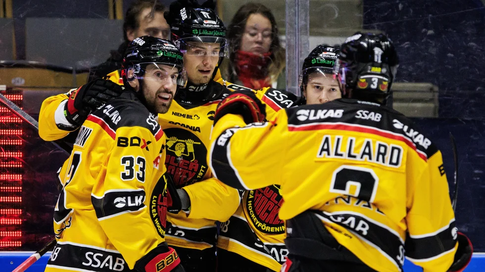 Markus Nurmi jublar med lagkamrater efter att gjort första målet för Luleå Hockey borta mot Linköping.
