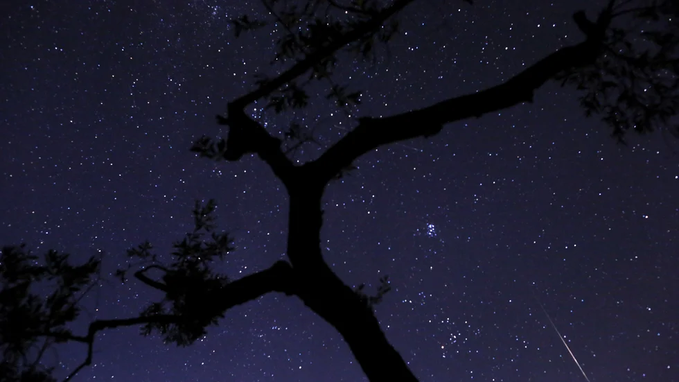 Det är något djupt mänskligt i att vilja förstå allt vi ser, skriver "PeO". På bilden en stjärnhimmel, med (eller utan!) ufon och mystiska drönare.