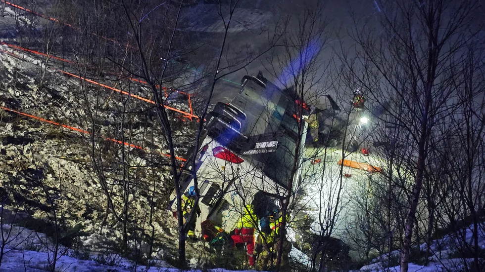 Bussen åkte av vägen och hamnade delvis en bit ner i havskanten. 
