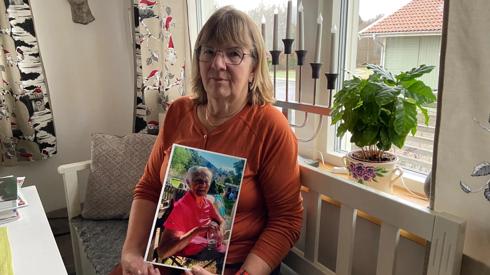 "Vad gör de gamla som inte har några anhöriga som strider för dem", säger Karin Gustavsson.
När Karins mamma Elisabeth hade hemtjänst i höst fungerade det dåligt. Bilden på Elisabeth är från i somras, hon somnade in i början av november.