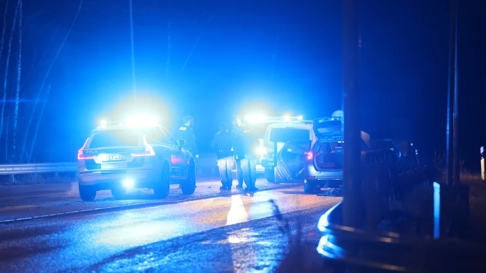 Fordonsstopp med flera patruller på länsväg 255 vid Sävja.
