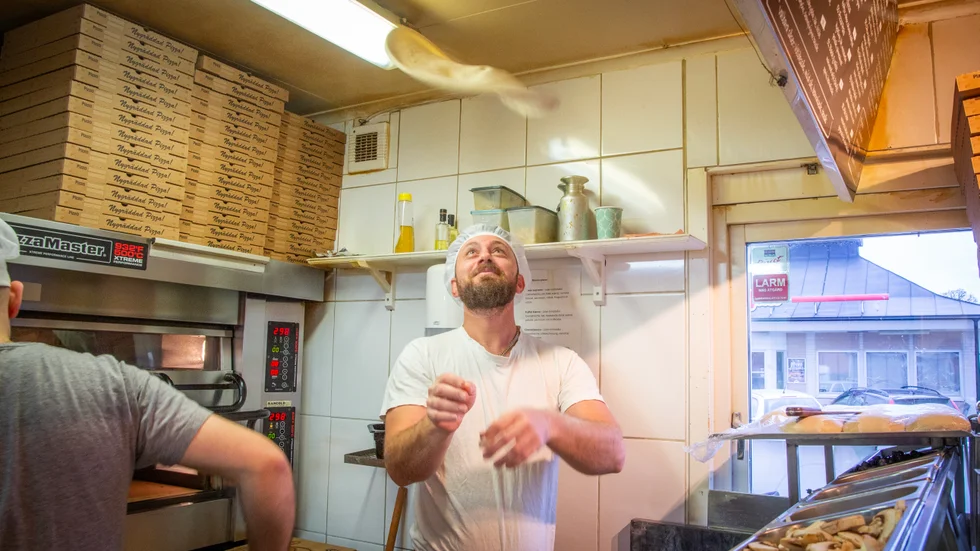 Kesra Habbo var en av pizzabagarna som hade en intensiv nyårsdag på Visby Take Away. 
