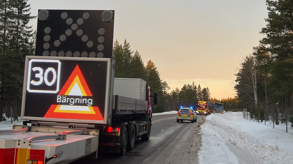 Polis och ambulans var på plats vid olyckan.