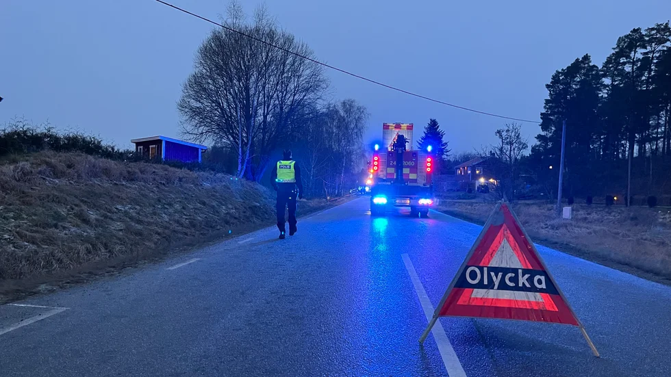 Polis, räddningstjänst och ambulans larmades till länsväg 741 efter att en personbil voltat.