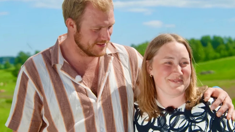 Till sist blir det Hortlax-tjejen Emma Isaksson som får frågan om hon vill stanna kvar på gården tillsammans med mjölkbonden Anders Mood.