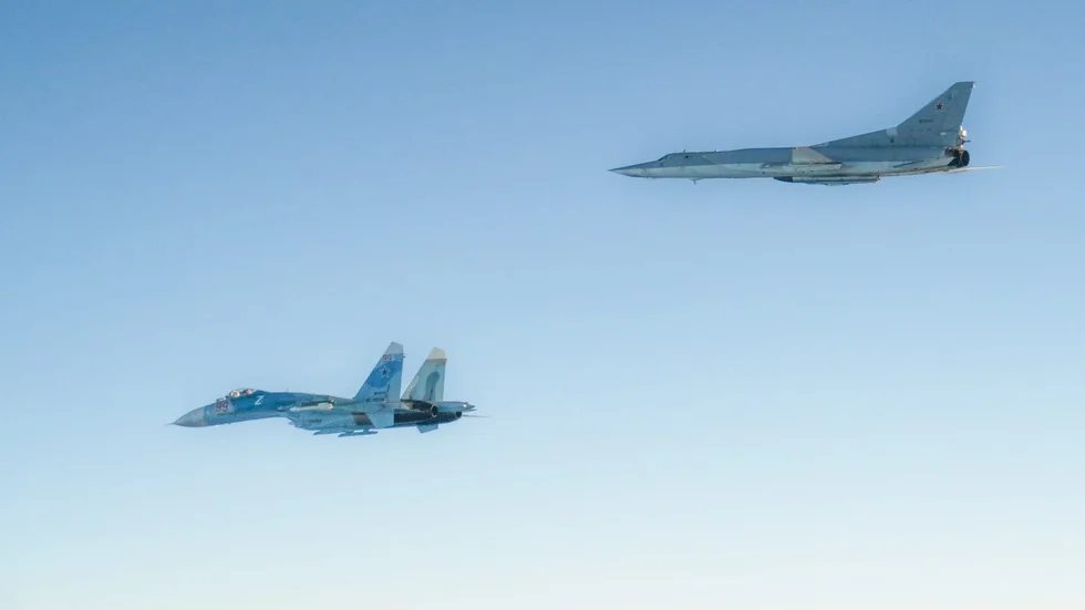 Ryskt flyg över Östersjön identifierat. På bilden en av två identifierade Tu-22 Backfire (till höger) som eskorterades av två stridsflyg Su-27 Flanker, varav en i bild (till vänster).