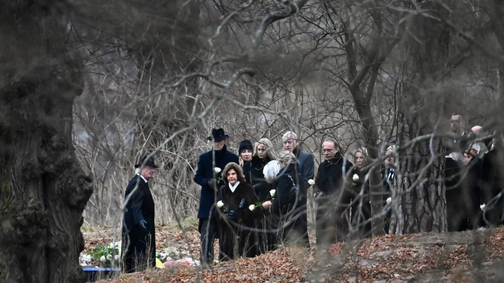 Kung Carl Gustaf och drottning Silvia under prinsessan Birgittas gravsättning vid den kungliga begravningsplatsen i Hagaparken i Stockholm. Begravningen skedde i kretsen av endast familjen och särskilt inbjudna.