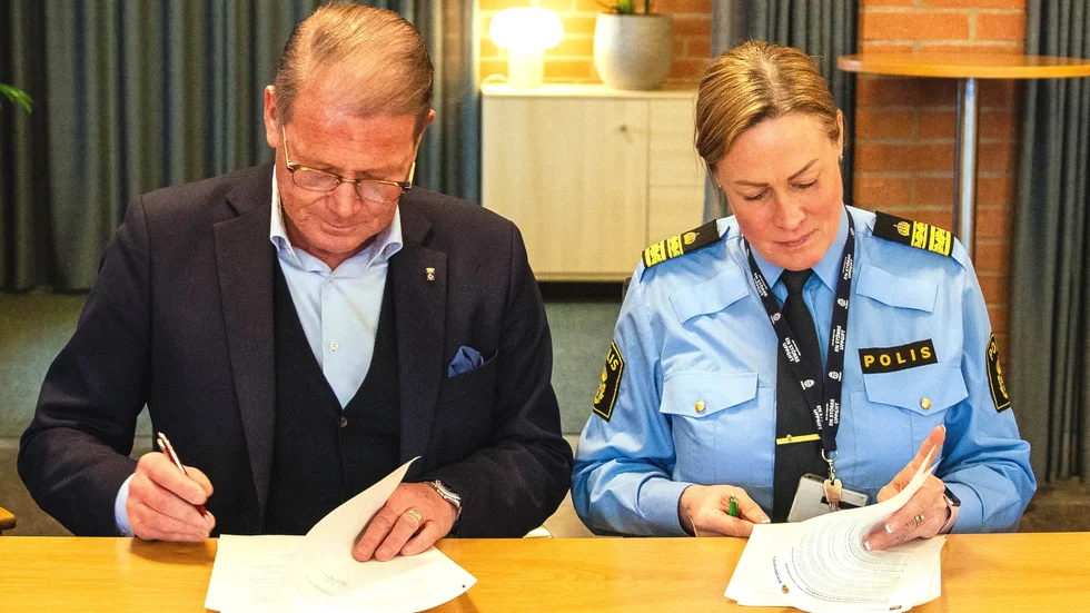 Harald Hjalmarsson och Sofia Karlsson skriver under medborgarlöftet och ett samverkansavtal. 