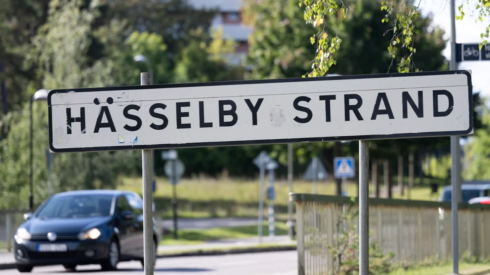 En tonårspojke knivhögg två personer i Hässelby förra året.